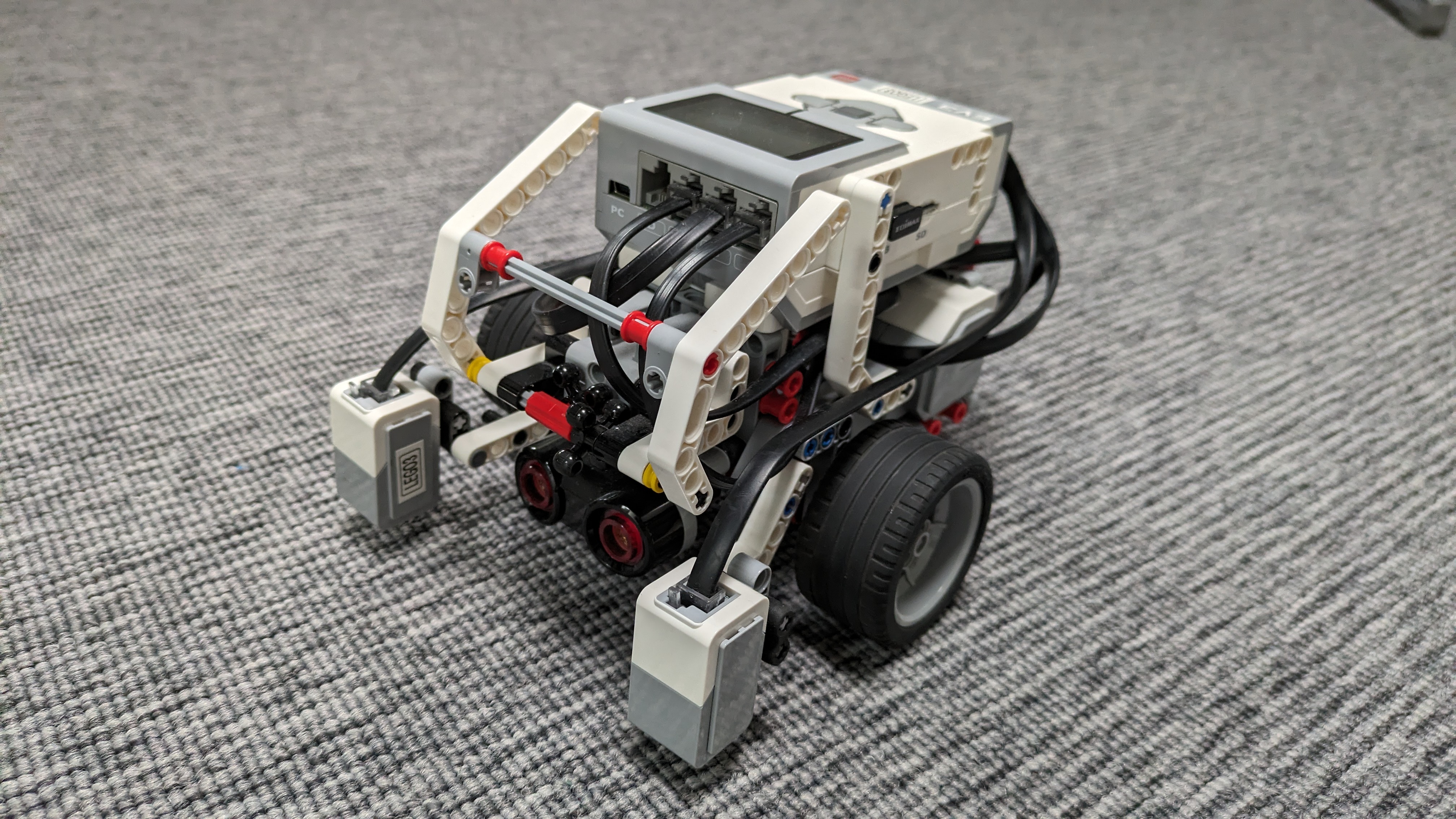 roboter-links-vorne.jpg roboter-links-vorne.jpg